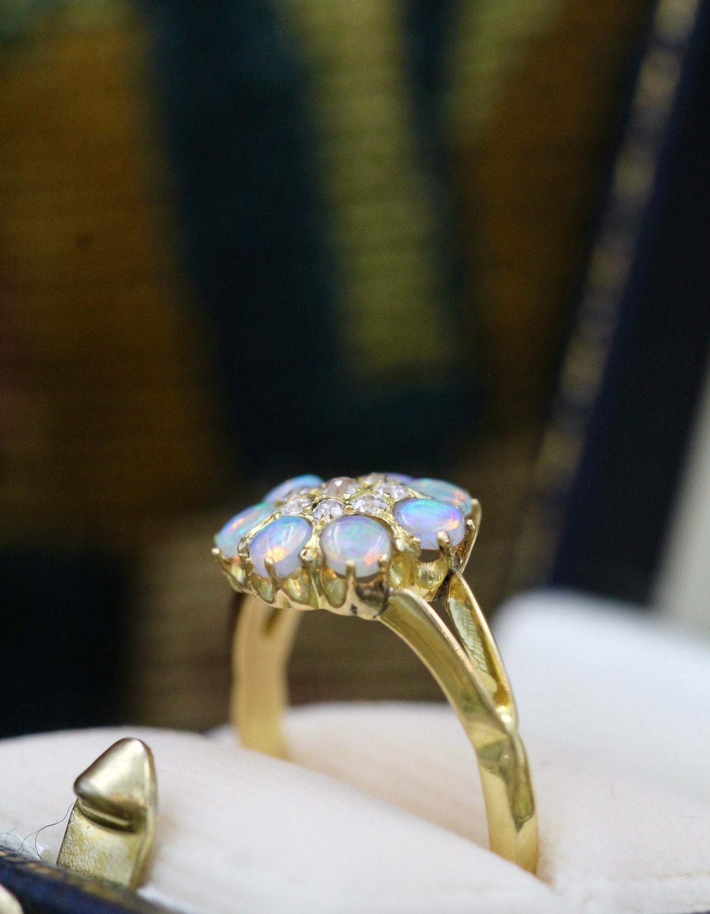 A very fine Opal and Diamond Cluster Ring in 18ct, (marked), Yellow Gold.  Early 20th Century. - Robin Haydock Antiques
