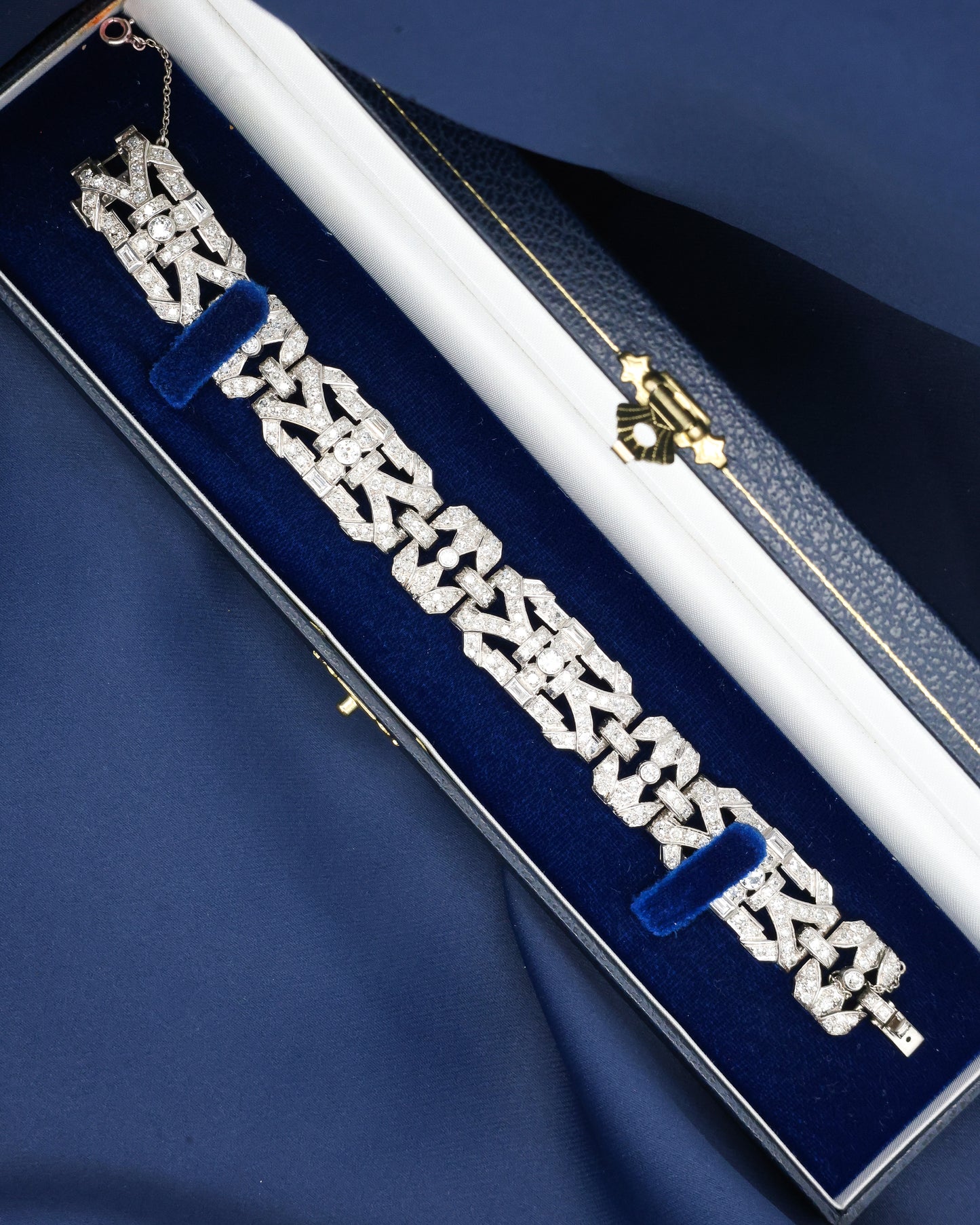 An exquisite Diamond Art Deco "Plaque" Bracelet set in Platinum, Circa 1930. - Robin Haydock Antique Jewellery