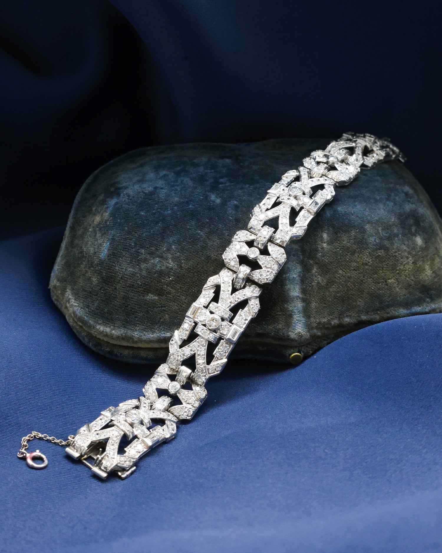 An exquisite Diamond Art Deco "Plaque" Bracelet set in Platinum, Circa 1930. - Robin Haydock Antique Jewellery