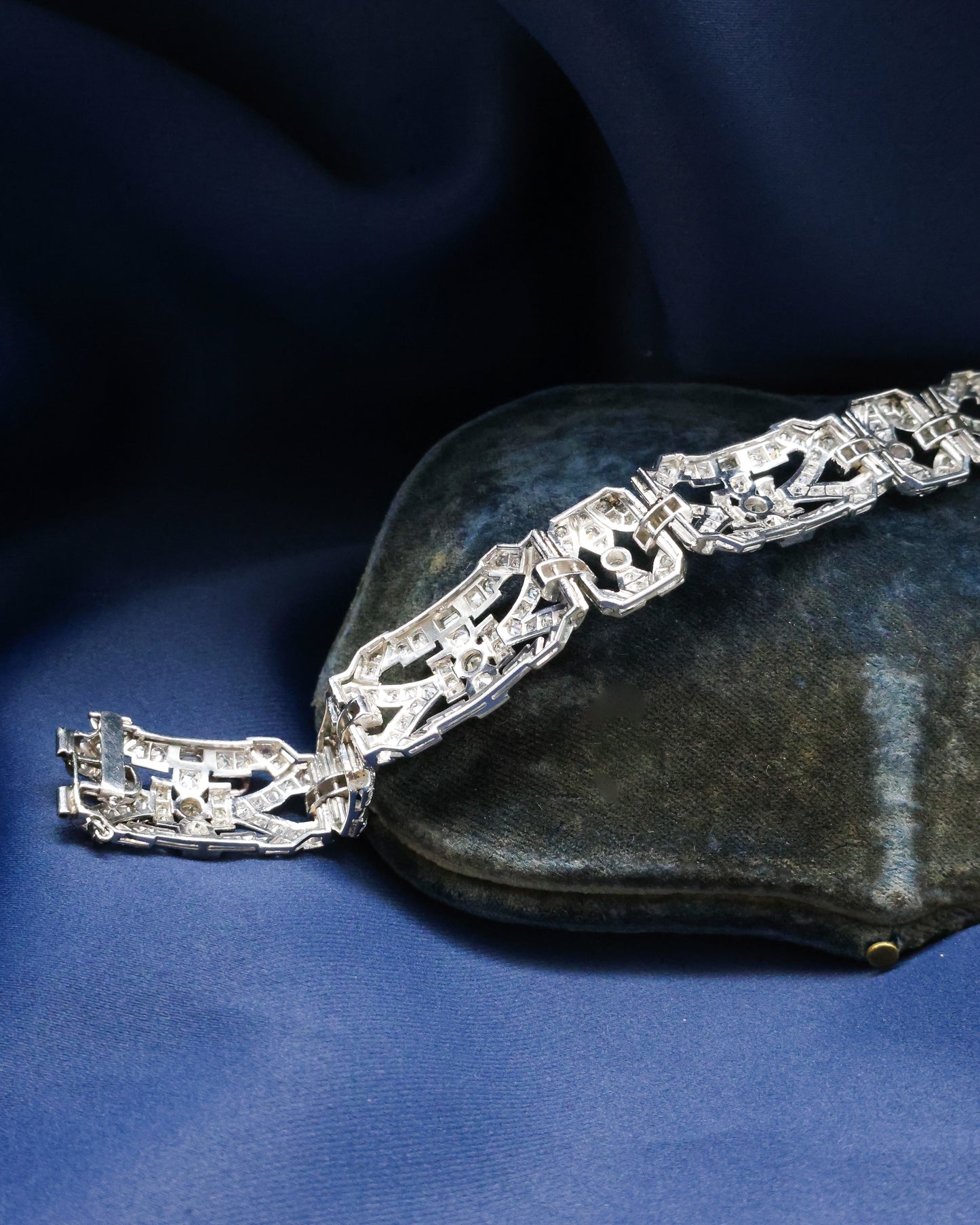 An exquisite Diamond Art Deco "Plaque" Bracelet set in Platinum, Circa 1930. - Robin Haydock Antique Jewellery
