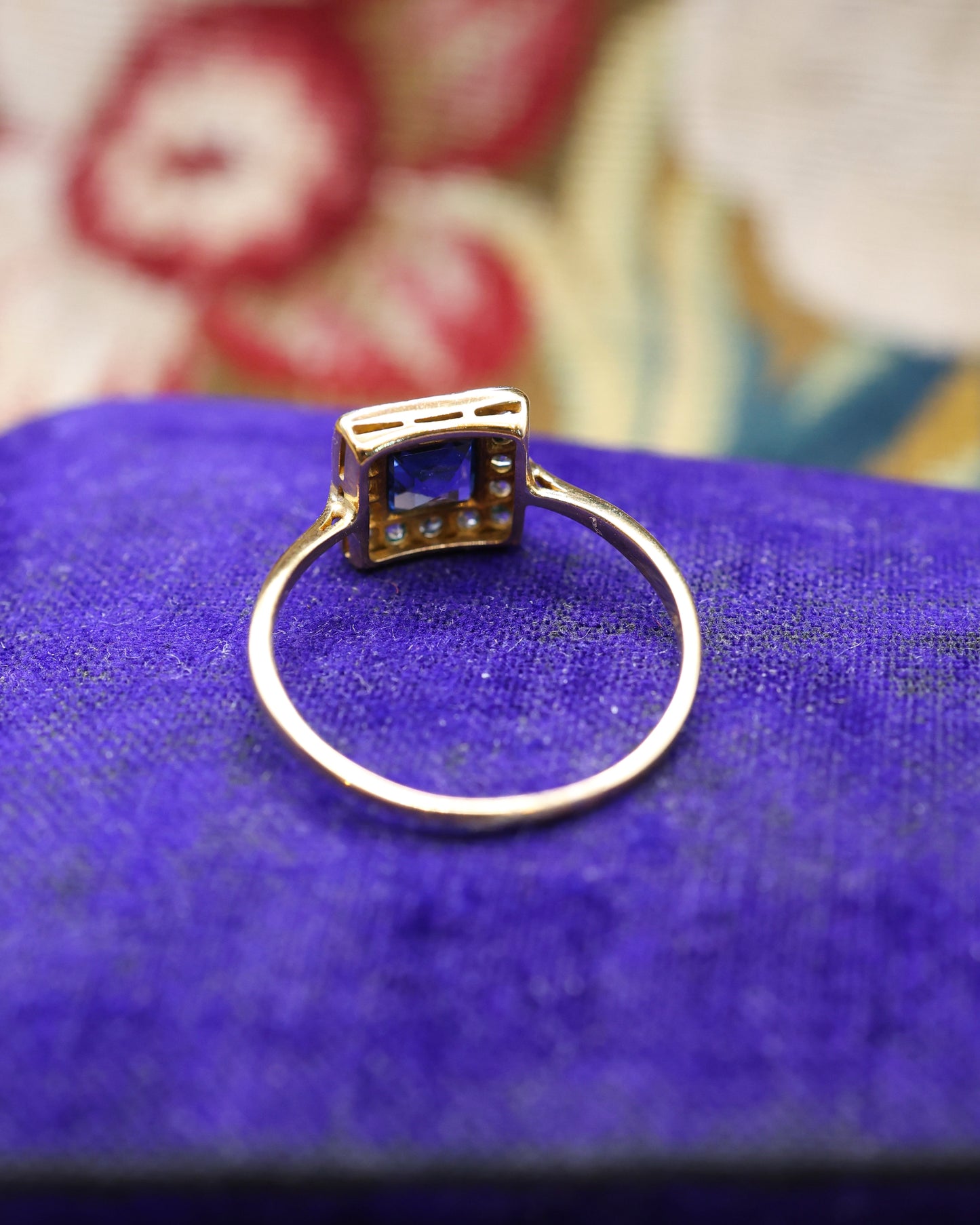 A very fine 18 ct Yellow Gold & Platinum (tested), Square Cut Sapphire & Diamond Cluster Ring. Circa 1930 - Robin Haydock Antique Jewellery