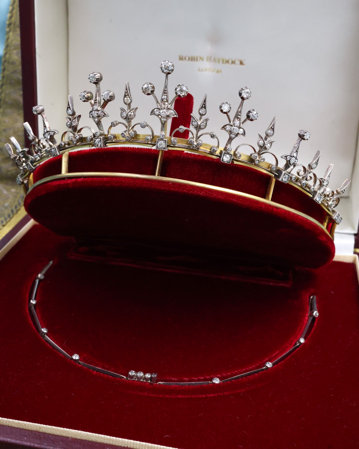 A very fine Victorian Diamond Tiara, convertible to a beautiful Necklace. Late 19th Century - Robin Haydock Antique Jewellery