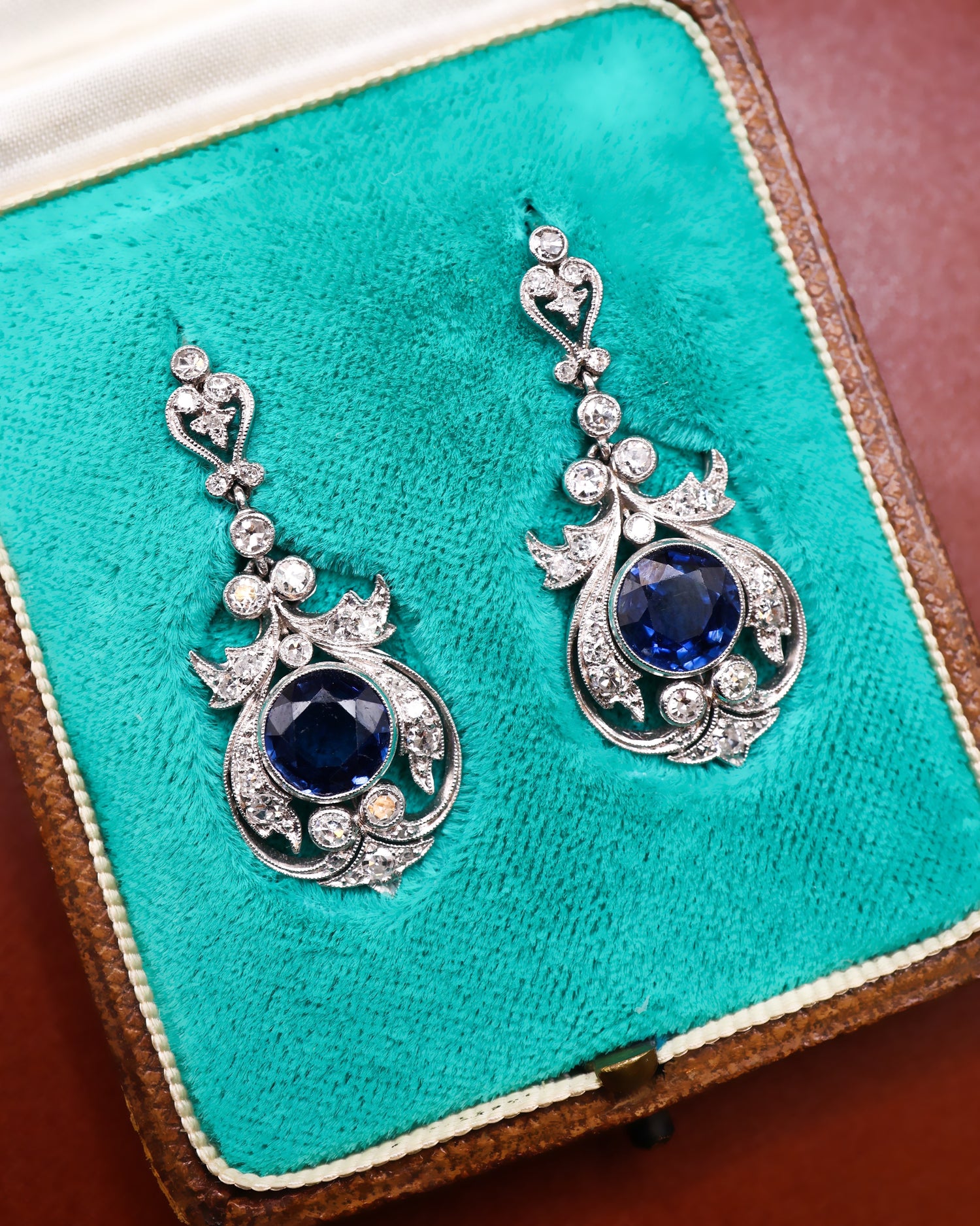 An exceptionally fine pair of Antique Natural Sapphire and Diamond Drop Platinum Earrings, English, Circa 1910. - Robin Haydock Antiques