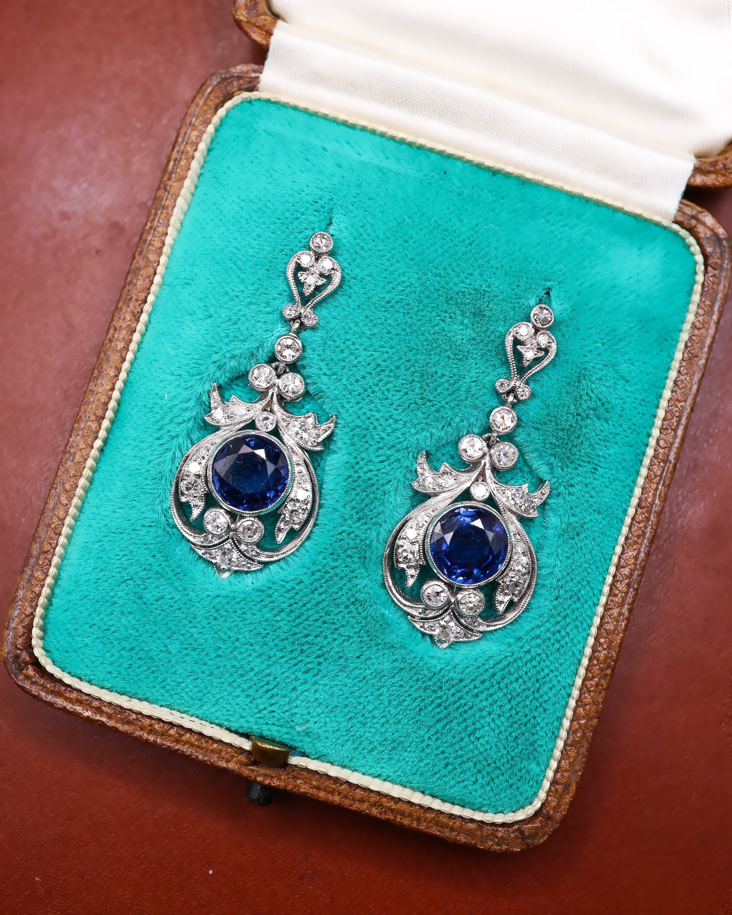 An exceptionally fine pair of Antique Natural Sapphire and Diamond Drop Platinum Earrings, English, Circa 1910. - Robin Haydock Antiques