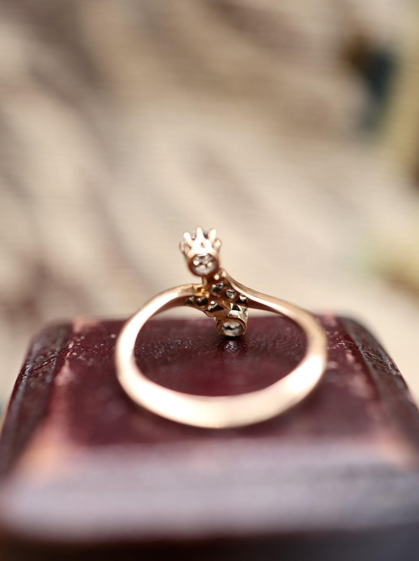 A very fine Diamond  two Stone Twist Ring, "Moi et Toi", in 15 carat Yellow Gold. Circa 1920.