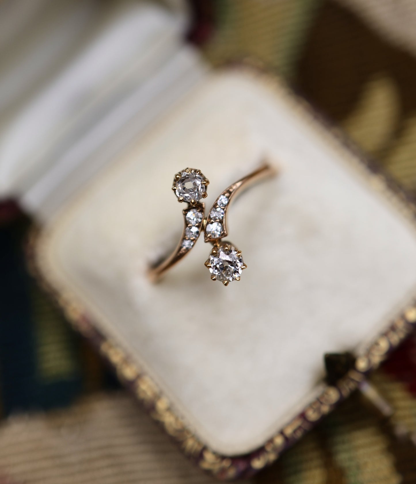 A very fine Diamond  two Stone Twist Ring, "Moi et Toi", in 15 carat Yellow Gold. Circa 1920.