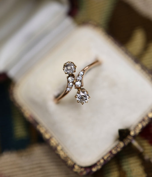 A very fine Diamond  two Stone Twist Ring, "Moi et Toi", in 15 carat Yellow Gold. Circa 1920. - Robin Haydock Antiques