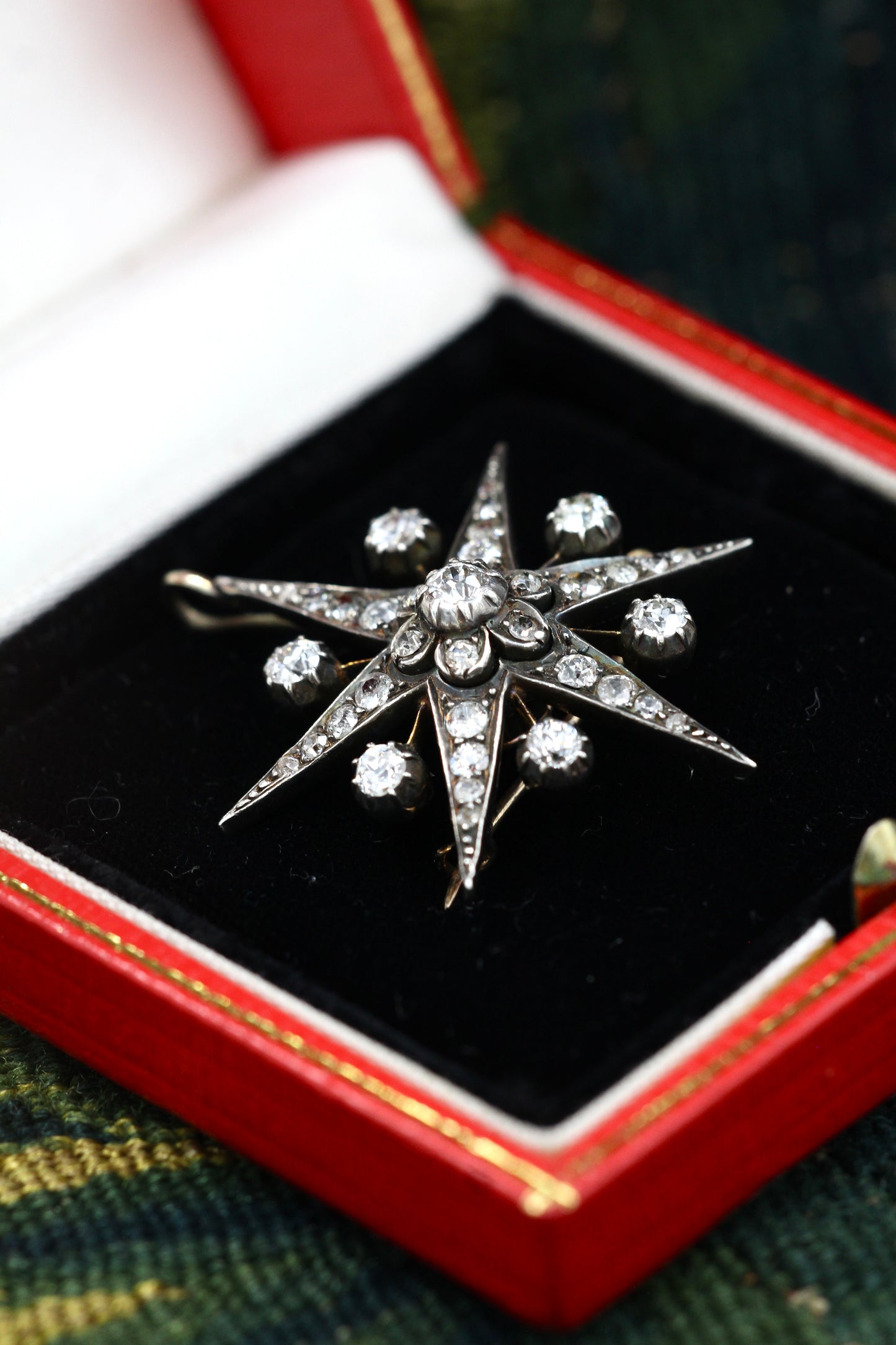 A very fine High Carat Yellow Gold & Silver 6 pointed Diamond Starburst Pendant / Brooch.  Engish. Circa 1880.