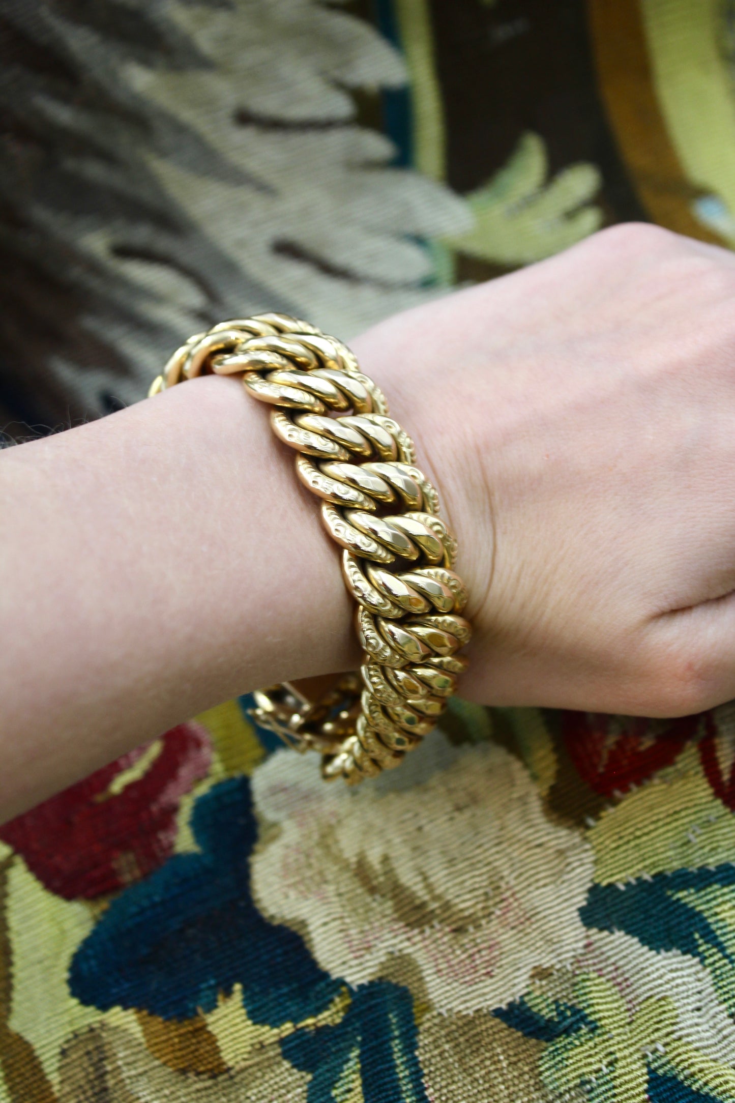 18ct Yellow Gold (Tested) French Bracelet, Double linked hammered, outer links engraved Circa 1890