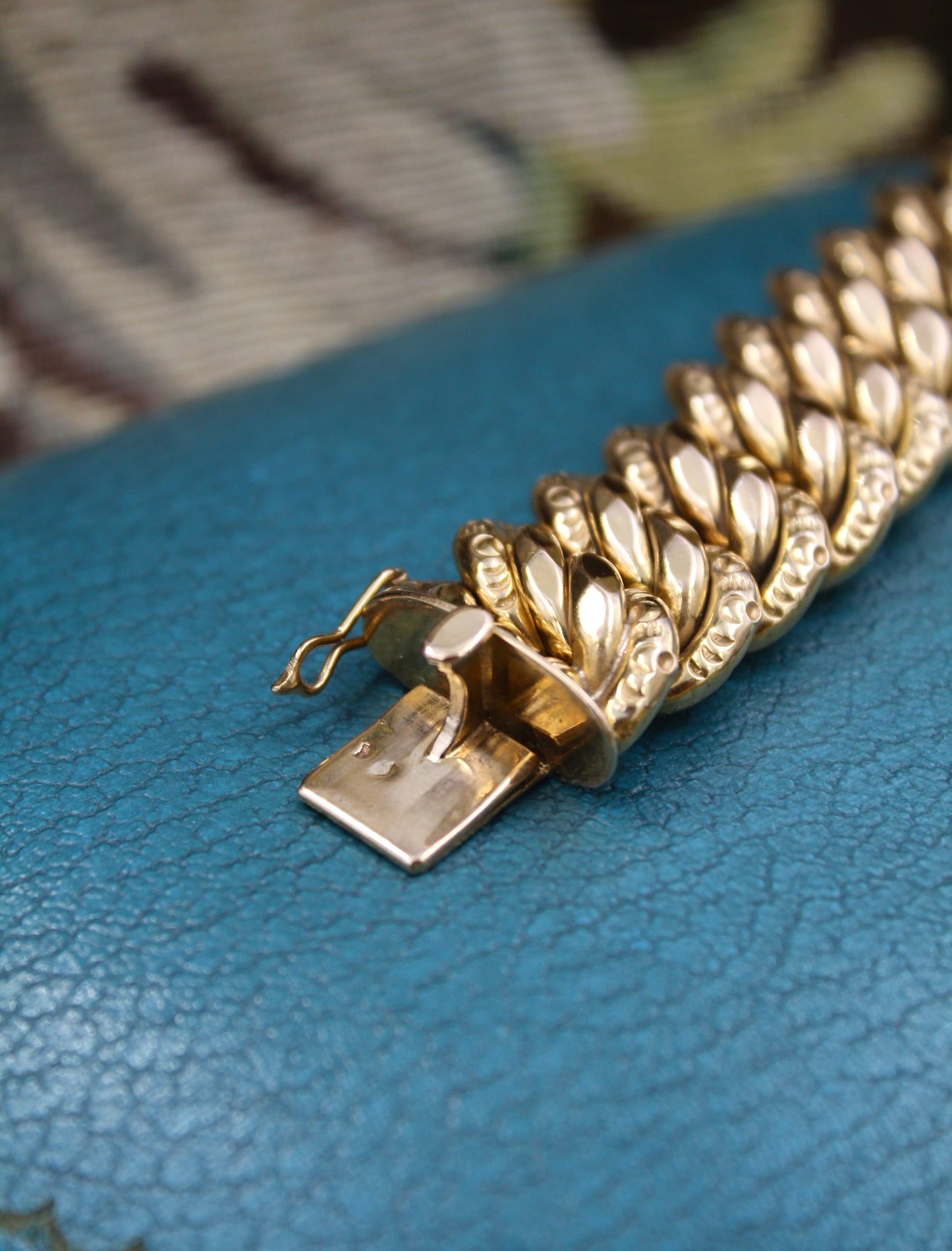 18ct Yellow Gold (Tested) French Bracelet, Double linked hammered, outer links engraved Circa 1890