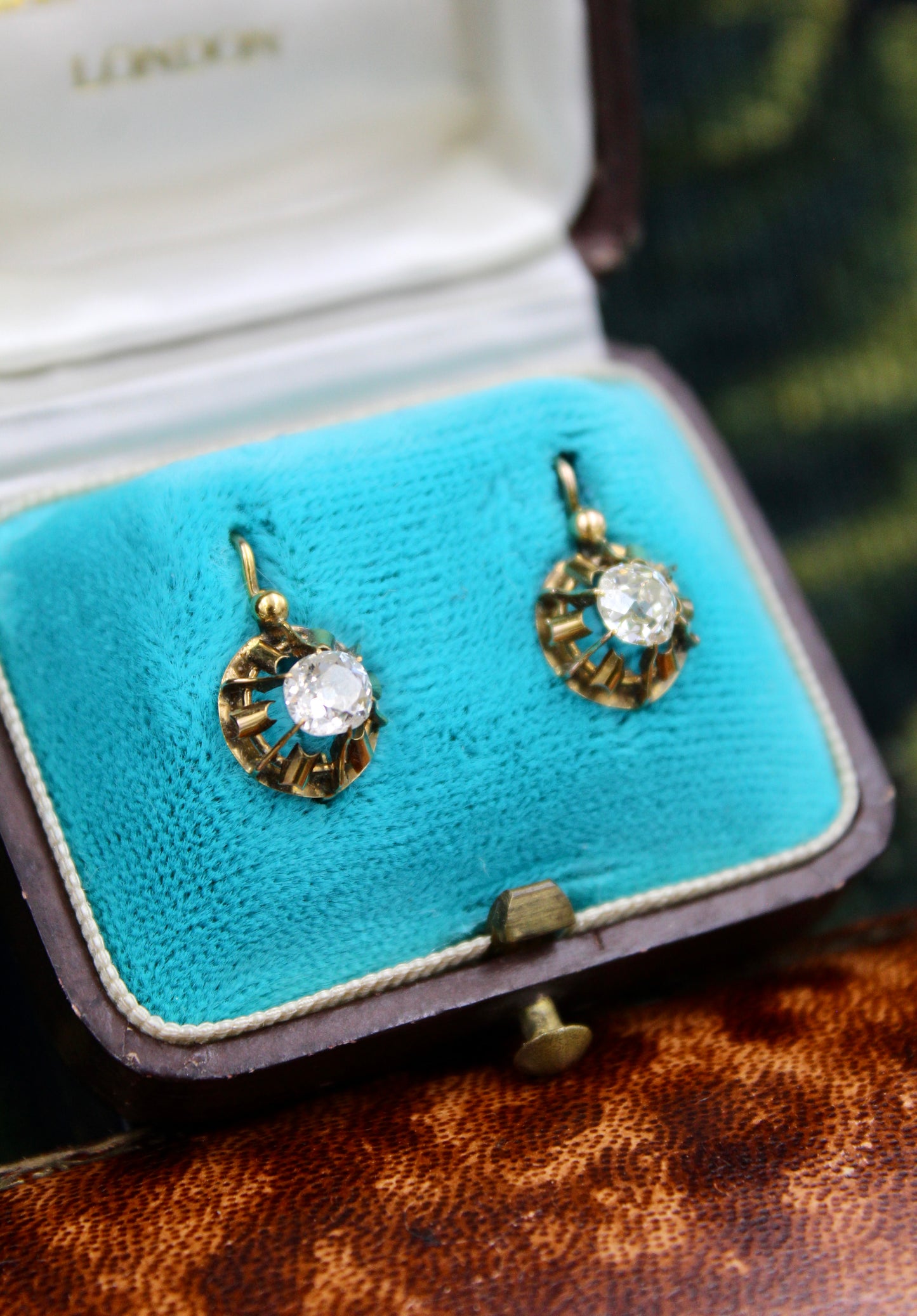 A very fine pair of Antique, 1.40 Carats Diamond Drop Earrings set in 15 Carat Yellow Gold, English, Circa 1905