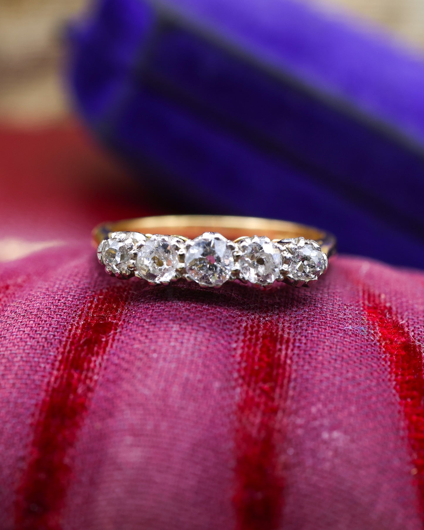 Anillo de cinco diamantes de oro amarillo de 18 quilates y platino, circa 1910