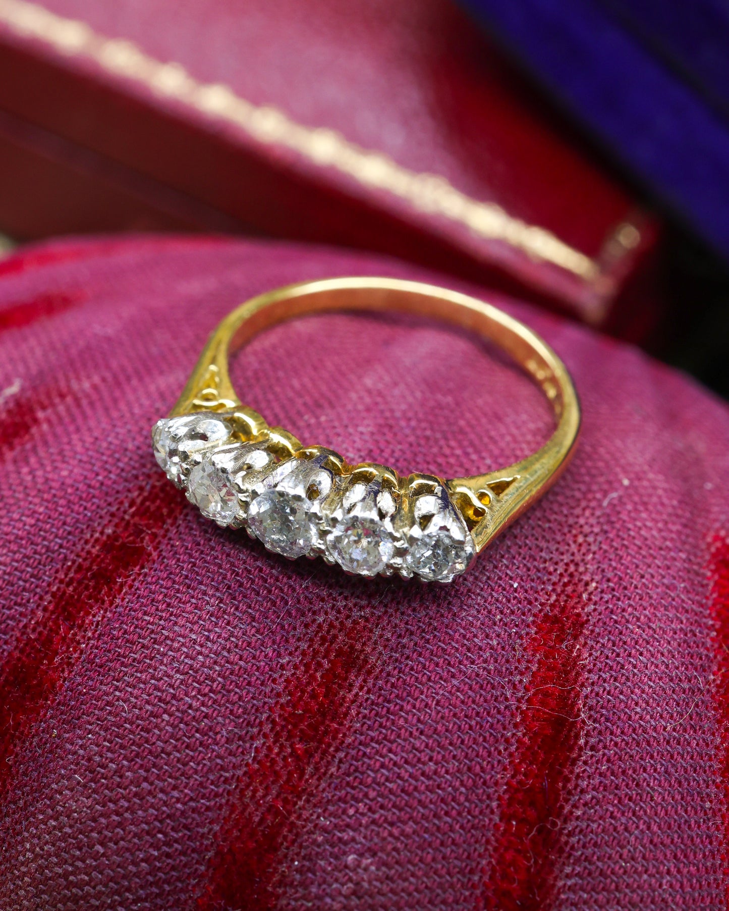 Anillo de cinco diamantes de oro amarillo de 18 quilates y platino, circa 1910