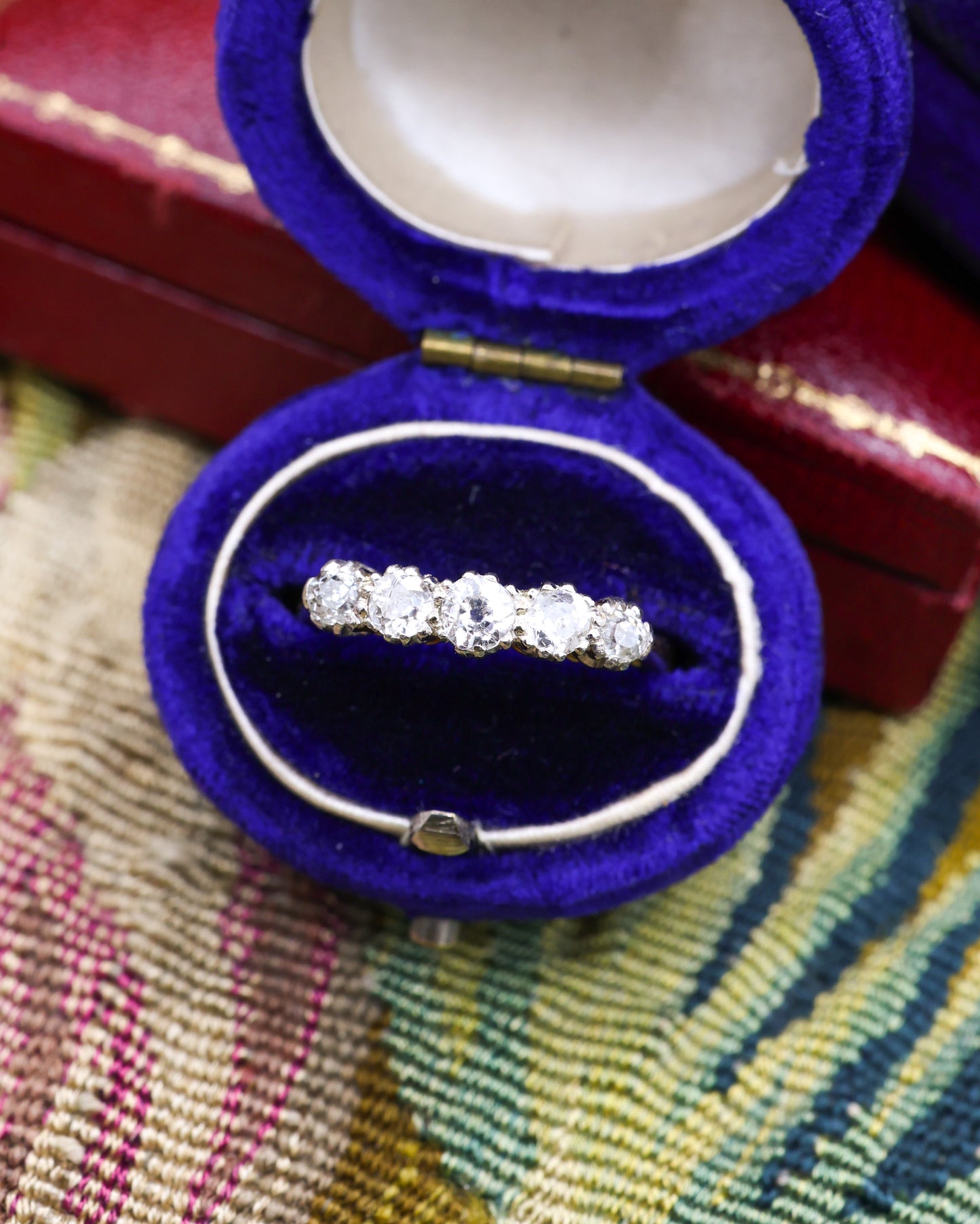 Anillo de cinco diamantes de oro amarillo de 18 quilates y platino, circa 1910