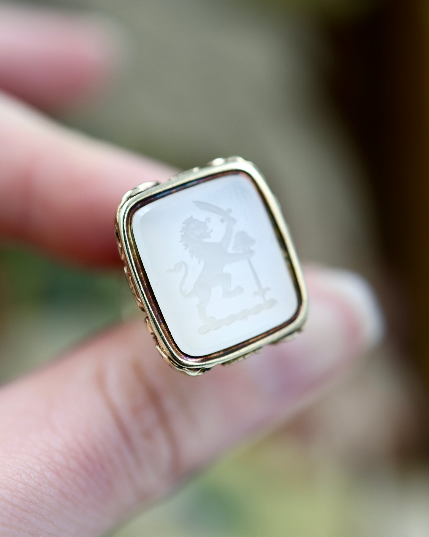 A very fine 15ct (tested) Yellow Gold "white" Chalcedony, Intaglio, Lyre Seal with Split Ring Fastener. C 1830