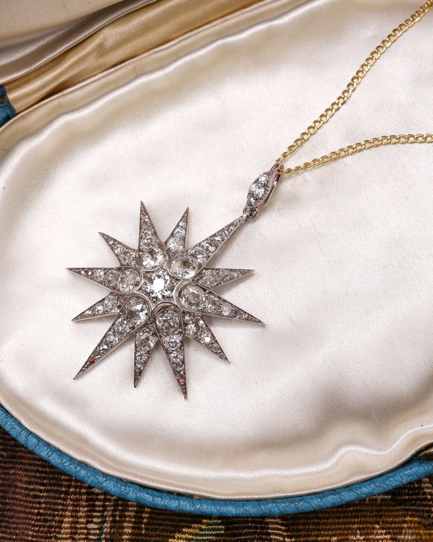 A fine Victorian 6.00 Carat (approximately), Antique Diamond Star Pendant/Brooch. English. Circa 1890. - Robin Haydock Antique Jewellery