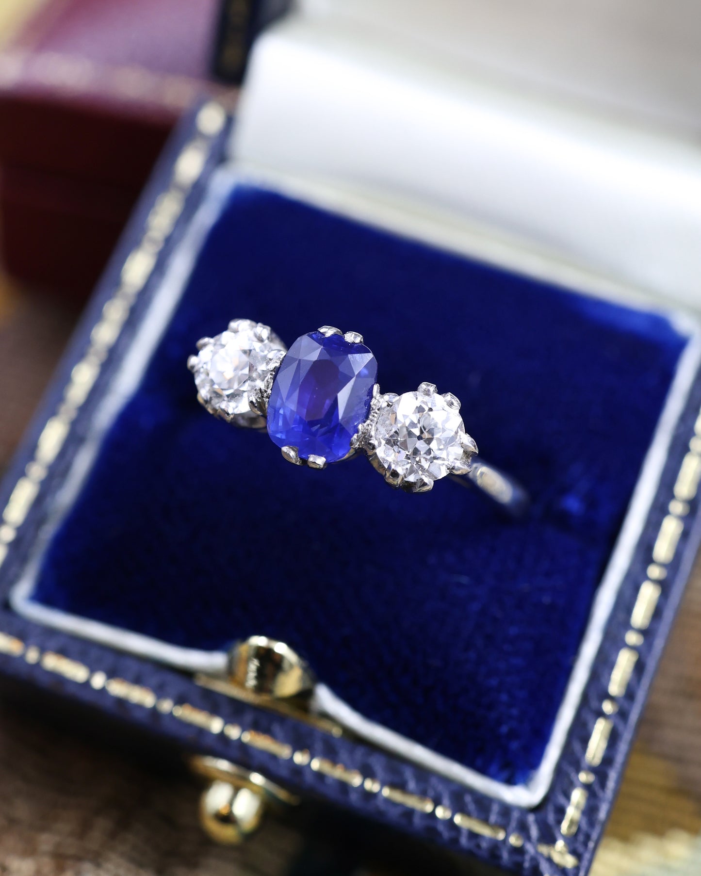 Un anillo de tres piedras de zafiro y diamantes extremadamente hermoso, alrededor de 1935