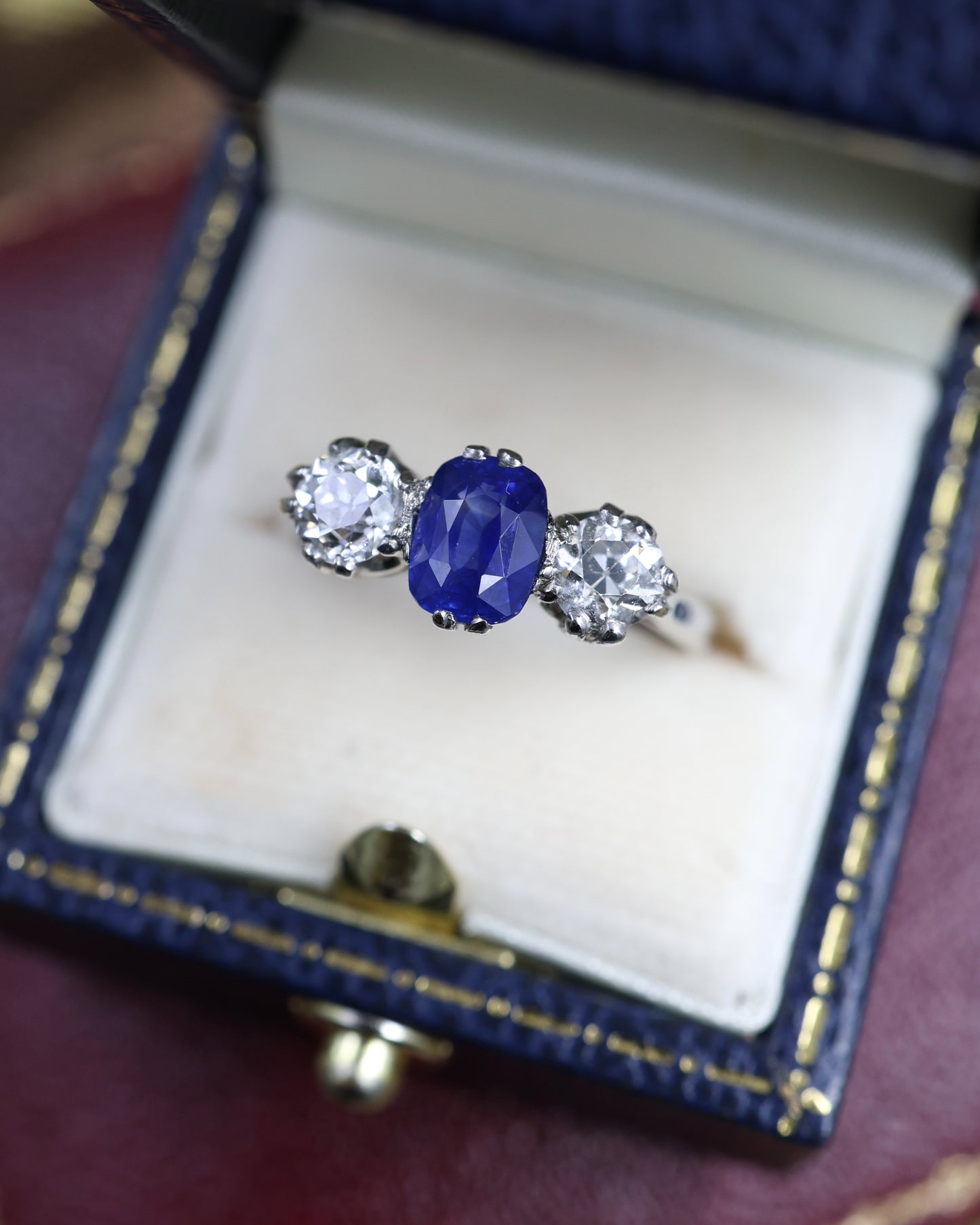 Un anillo de tres piedras de zafiro y diamantes extremadamente hermoso, alrededor de 1935