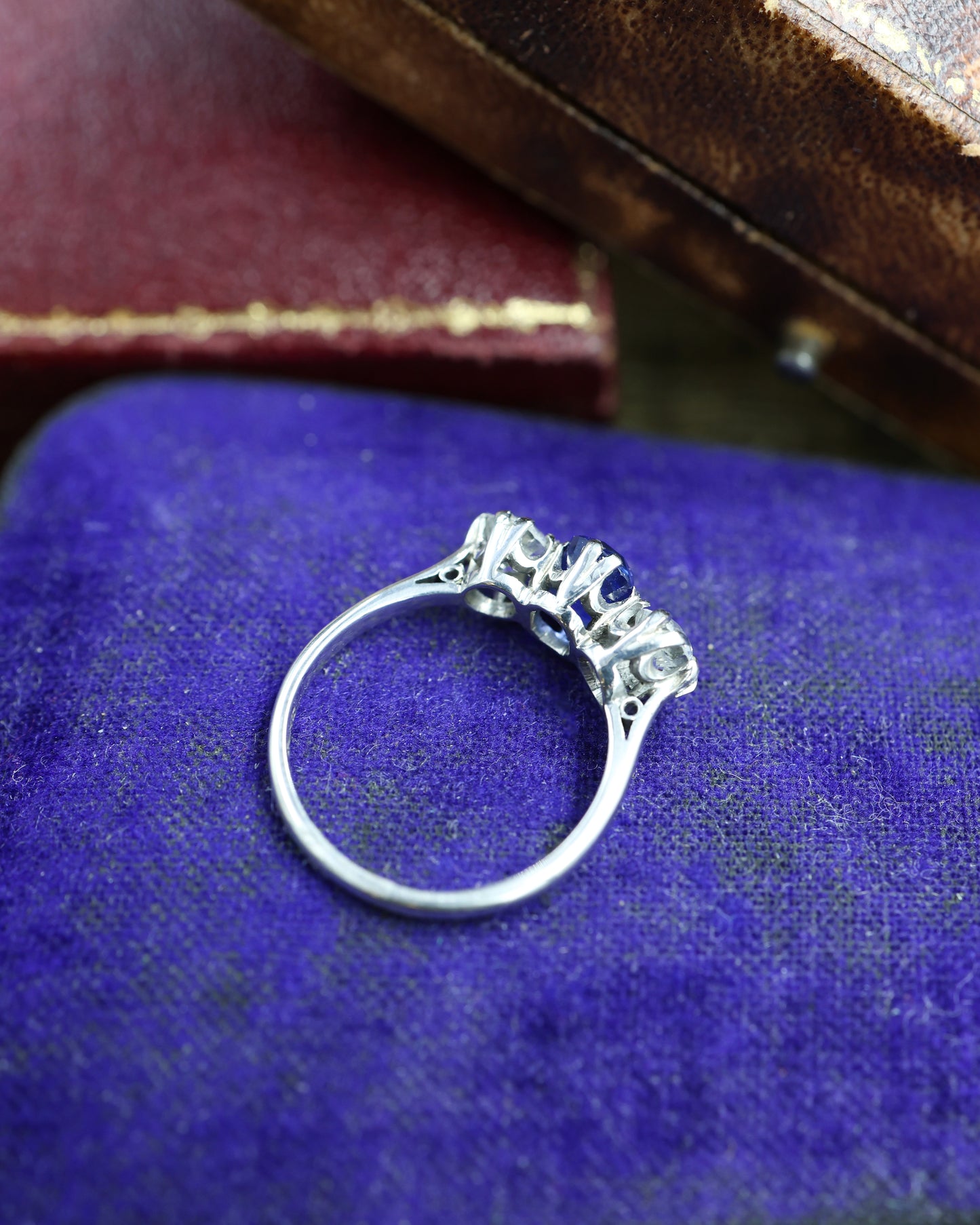 Un anillo de tres piedras de zafiro y diamantes extremadamente hermoso, alrededor de 1935