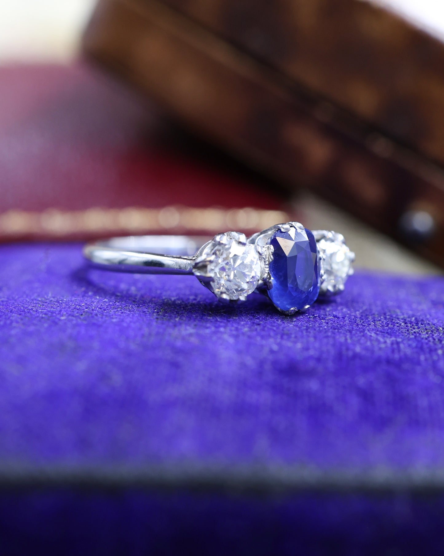 Un anillo de tres piedras de zafiro y diamantes extremadamente hermoso, alrededor de 1935