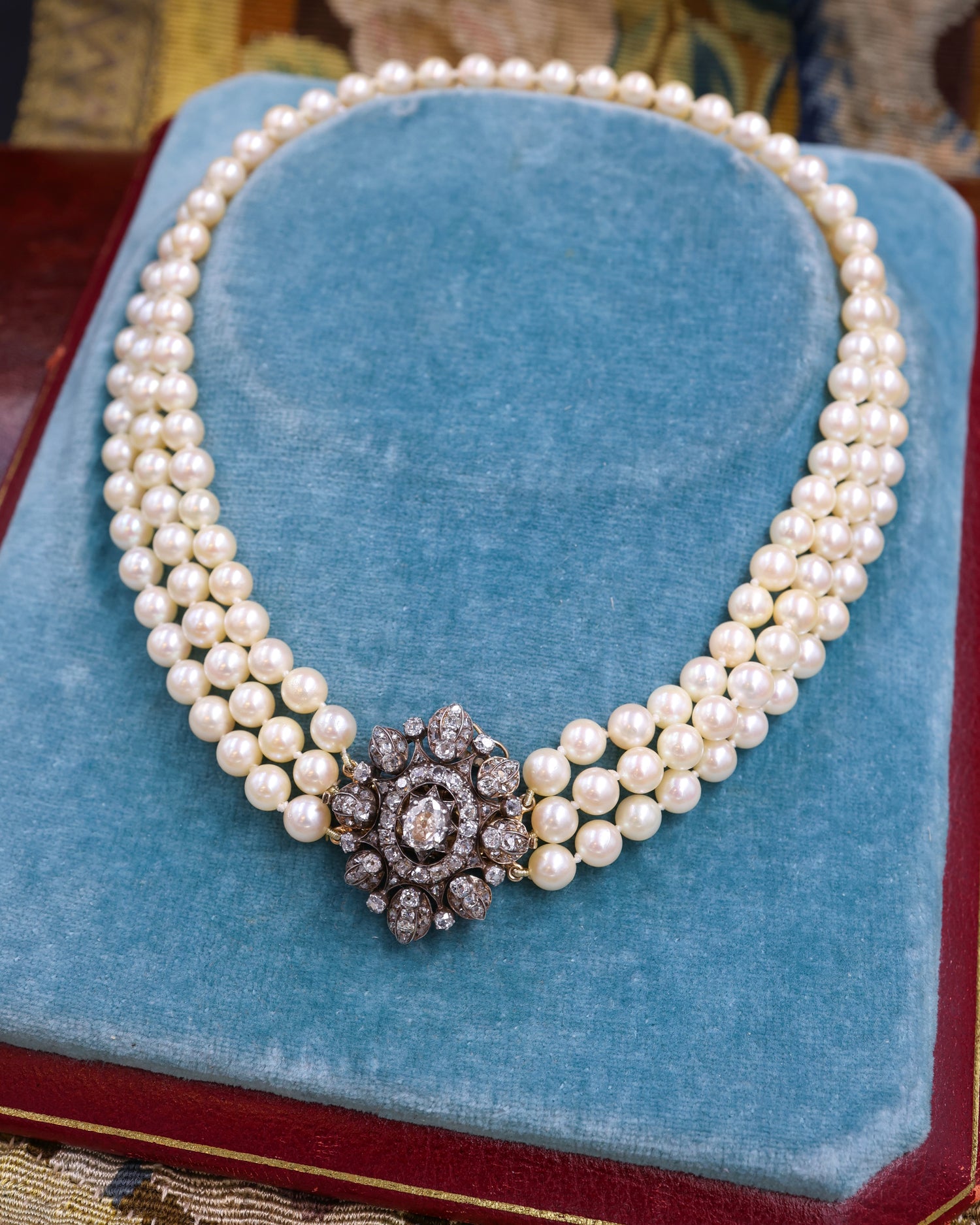 Necklaces & Parures