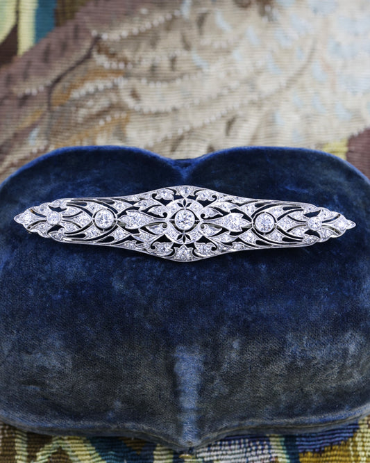Un Broche Alargado muy fino de Arte Decó con Diamantes en Platino y Oro de 18 quilates Verificado, Circa 1920