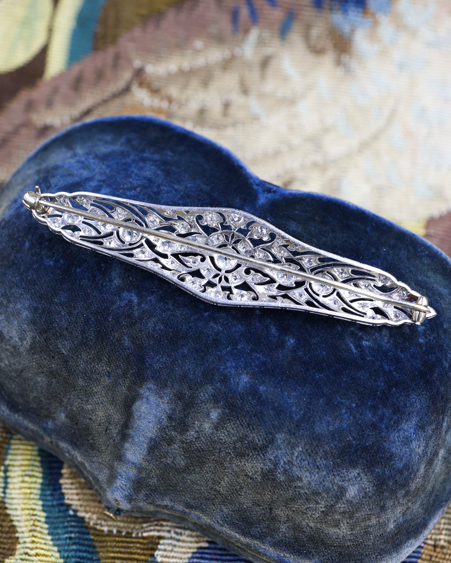 A very fine Diamond Art Deco Elongated  Brooch in Platinum & 18ct Gold Tested, Circa 1920