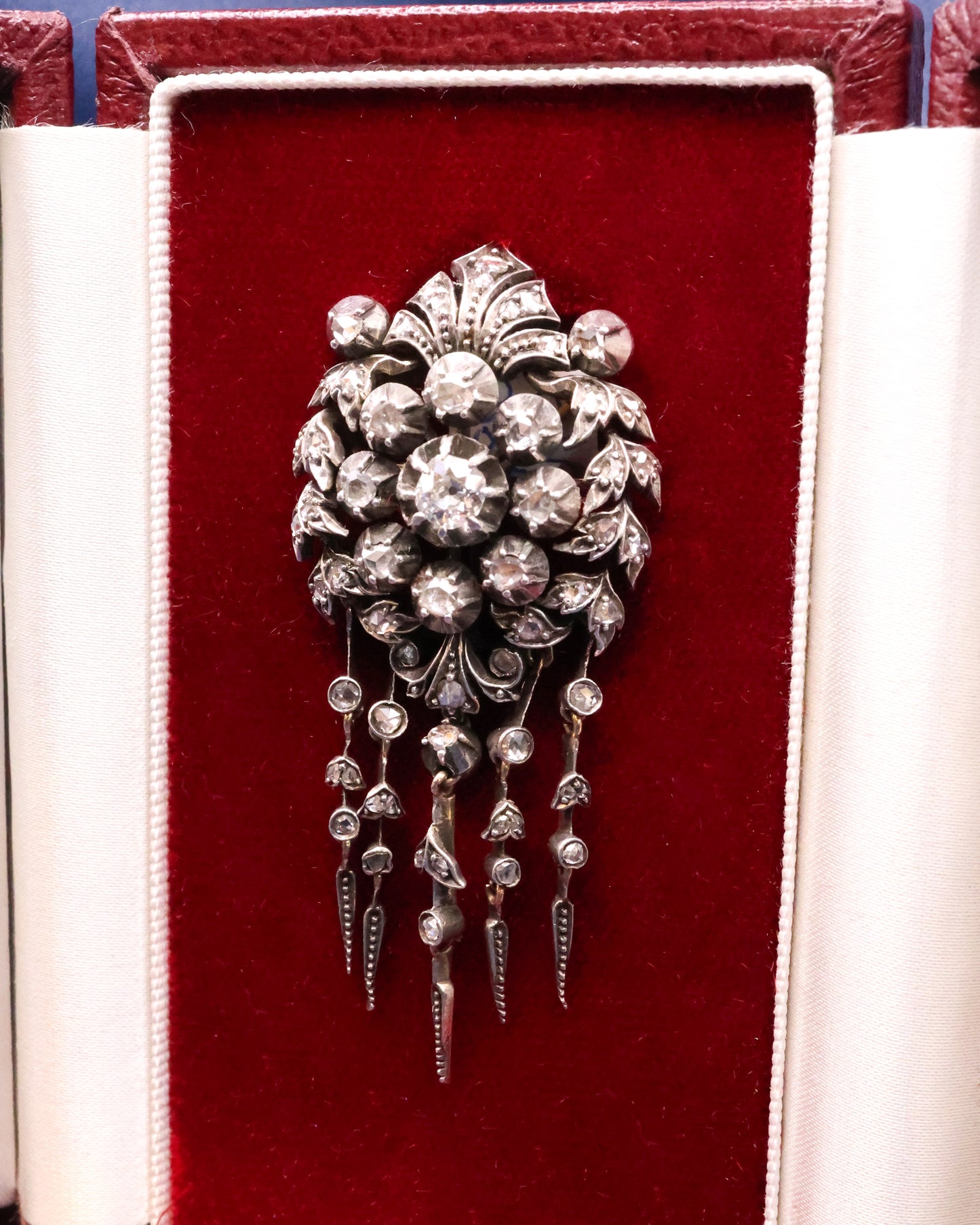 A very fine 18ct. Yellow Gold & Silver Victorian Diamond "Comet Tail" Tassle Brooch, Circa 1870 - Robin Haydock Antique Jewellery