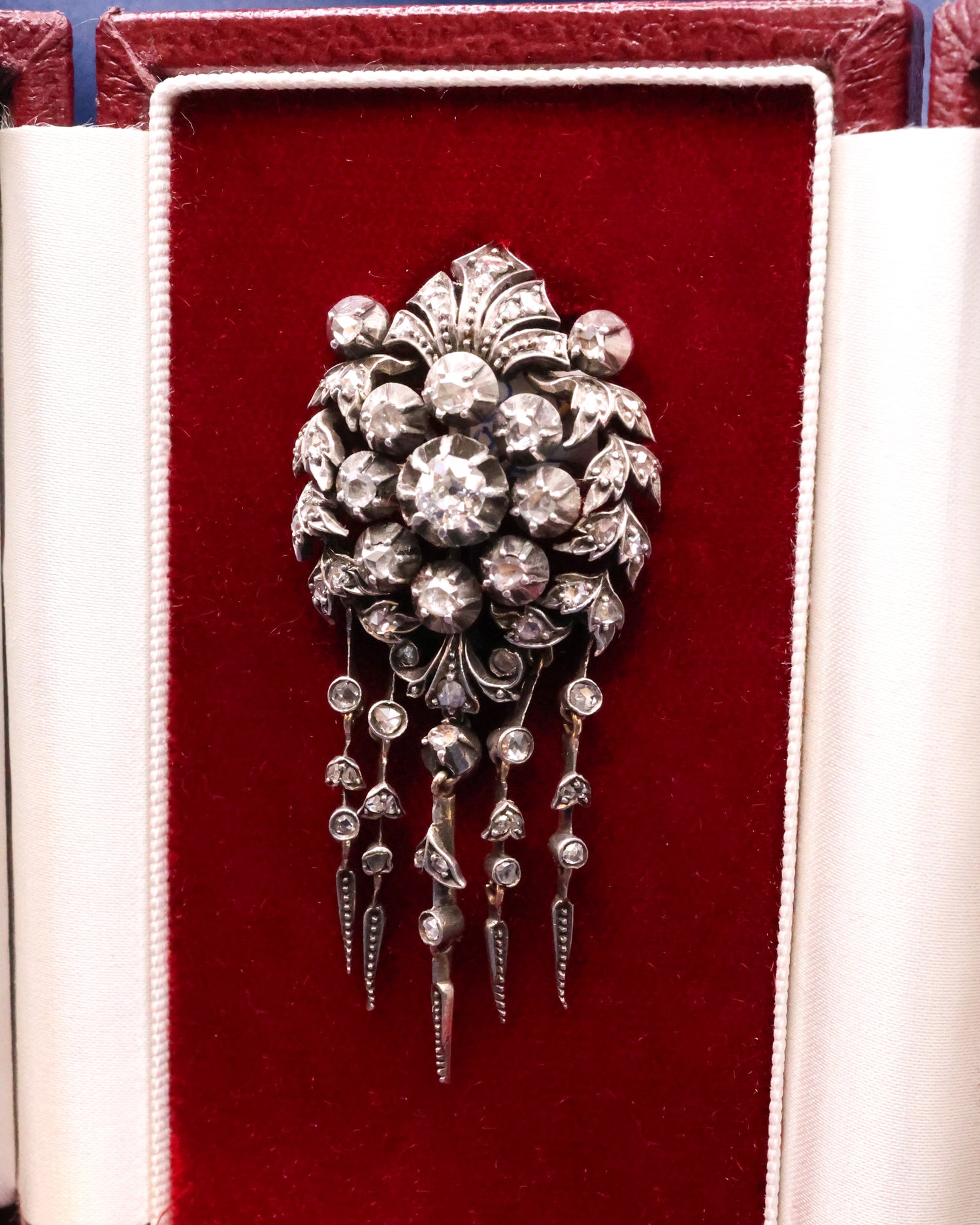 A very fine 18ct. Yellow Gold & Silver Victorian Diamond "Comet Tail" Tassle Brooch, Circa 1870 - Robin Haydock Antique Jewellery