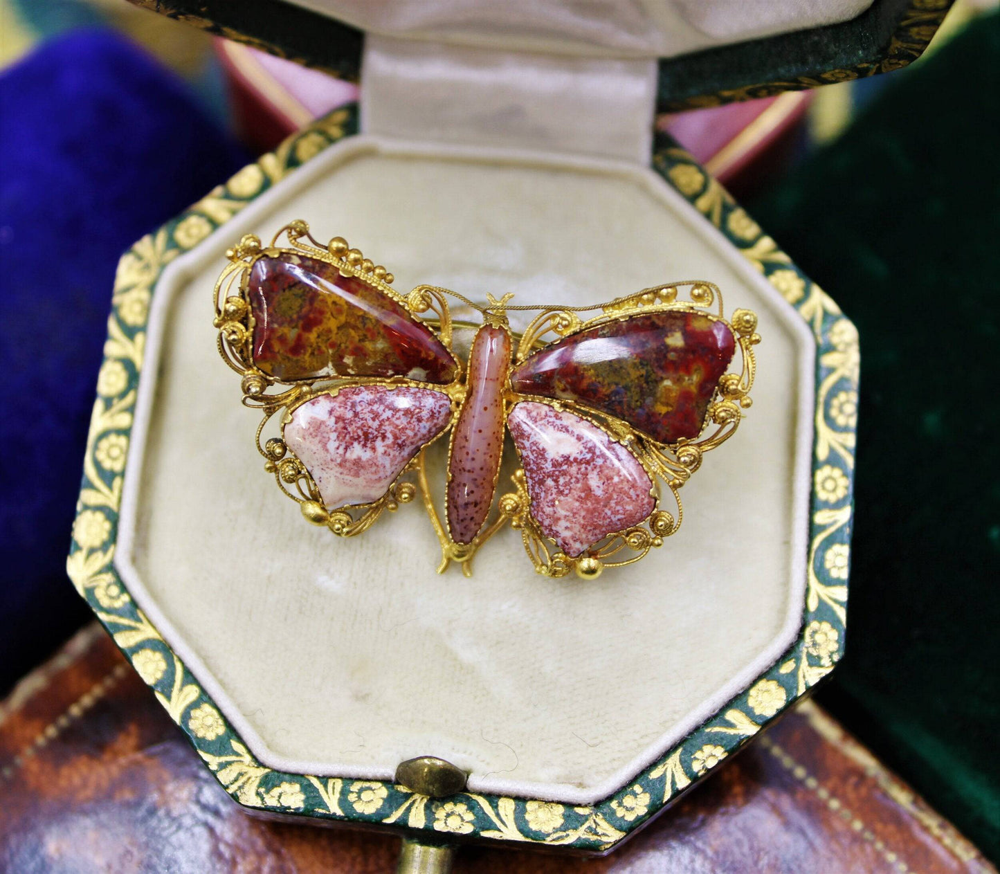 An extremely fine Georgian Agate Butterfly Brooch set in High Carat Yellow Gold, English, Circa 1780 - 1790 - Robin Haydock Antiques