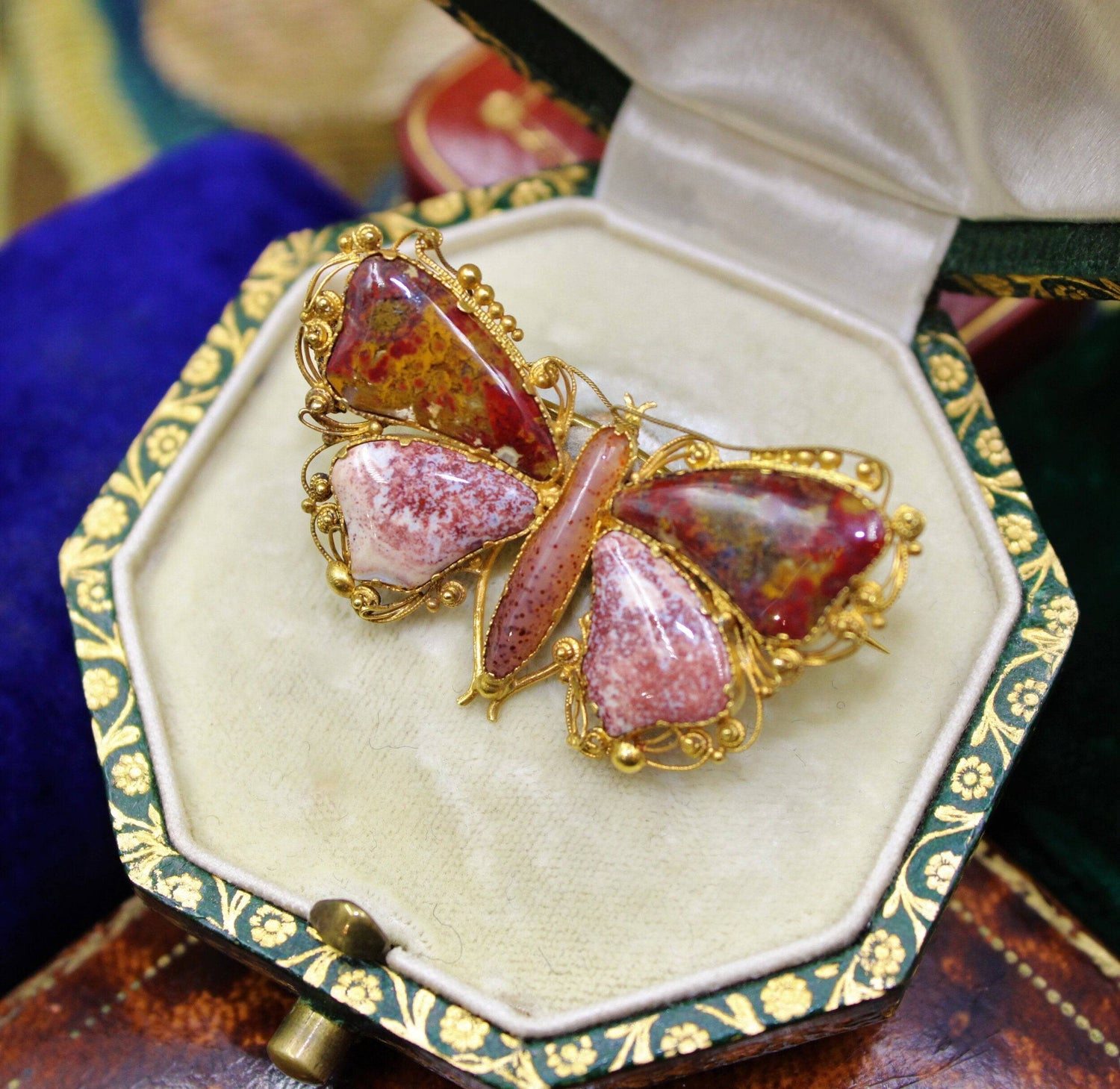 An extremely fine Georgian Agate Butterfly Brooch set in High Carat Yellow Gold, English, Circa 1780 - 1790 - Robin Haydock Antiques