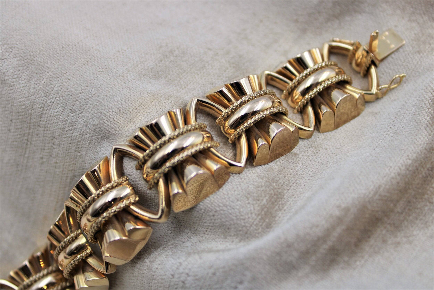 An exceptional example of a French Retro Heavy Yellow Gold Bracelet, French, Circa 1940 - Robin Haydock Antiques