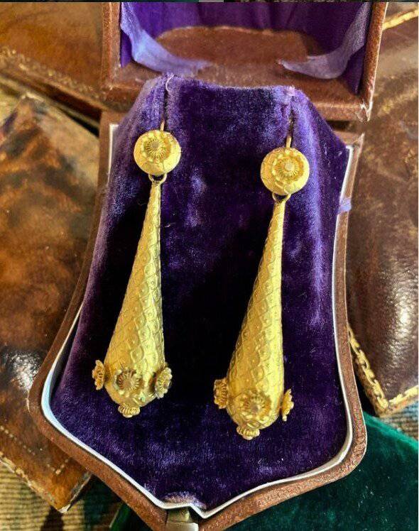A very fine pair of Georgian "Day & Night" Torpedo Drop Earrings set in High Carat Yellow Gold, English, Circa 1780 - Robin Haydock Antiques