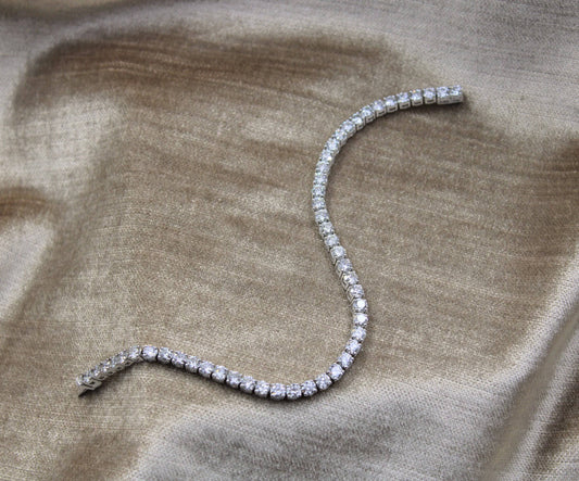 A very fine 10.04ct Diamond Line Bracelet mounted in 18ct White Gold, Pre-owened - Robin Haydock Antiques