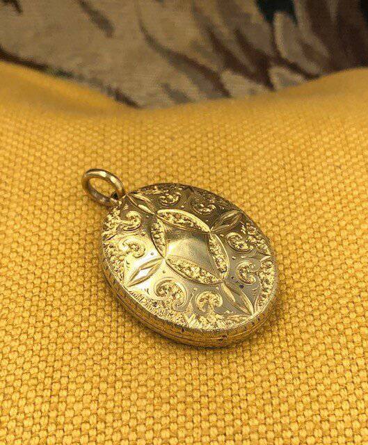 A very fine 15 Carat (tested) Yellow Gold Double Sided & Engraved Oval Locket, English, Circa 1880 - Robin Haydock Antiques