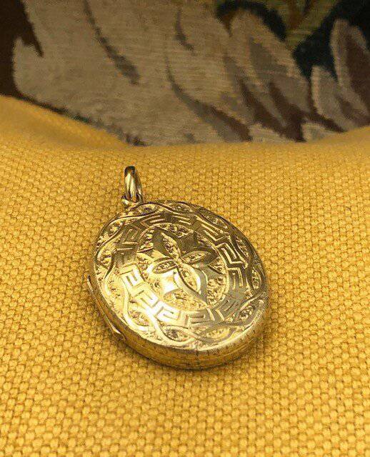 A very fine 15 Carat (tested) Yellow Gold Double Sided & Engraved Oval Locket, English, Circa 1880 - Robin Haydock Antiques