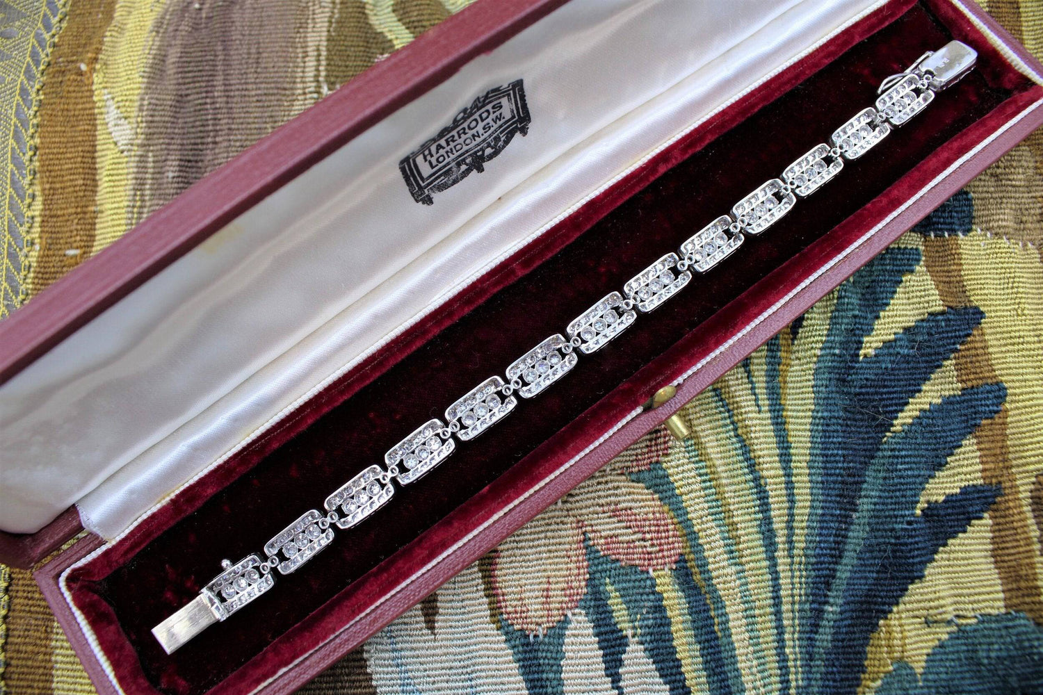 A very fine Art Deco Diamond Bracelet set in Platinum, English, Circa 1930 - Robin Haydock Antiques