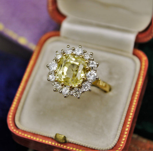 A very fine Natural Yellow Sapphire & Diamond Ring set in 18ct White & Yellow Gold, Circa 1985 - Robin Haydock Antiques