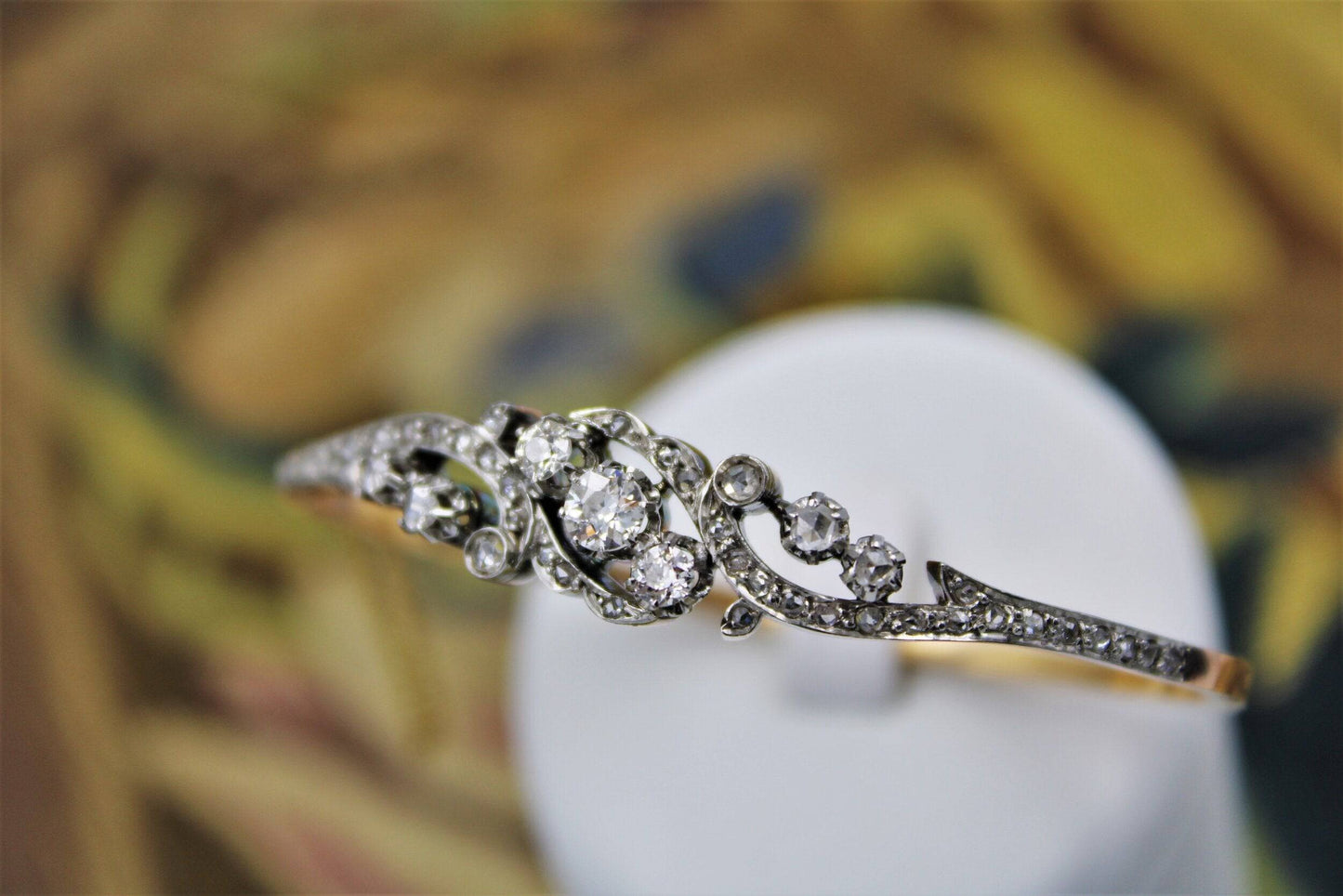A very fine "Belle Epoque" Diamond Bangle in 18 ct. Yellow Gold & Platinum, French, Circa 1905. - Robin Haydock Antiques