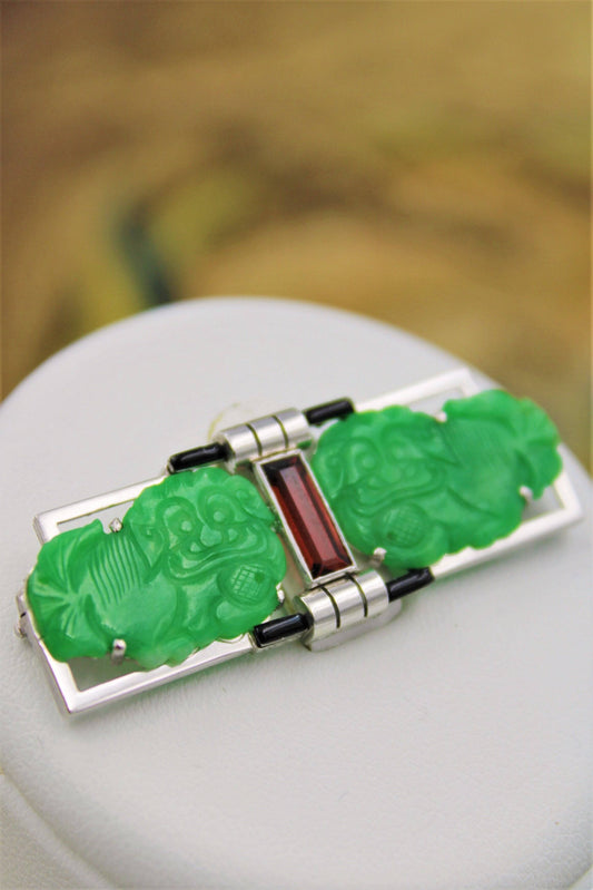 A very fine "Fu Dog" Jadeite, Hessonite Garnet Onyx Art Deco Brooch mounted in 18ct White Gold, Circa 1930 - Robin Haydock Antiques