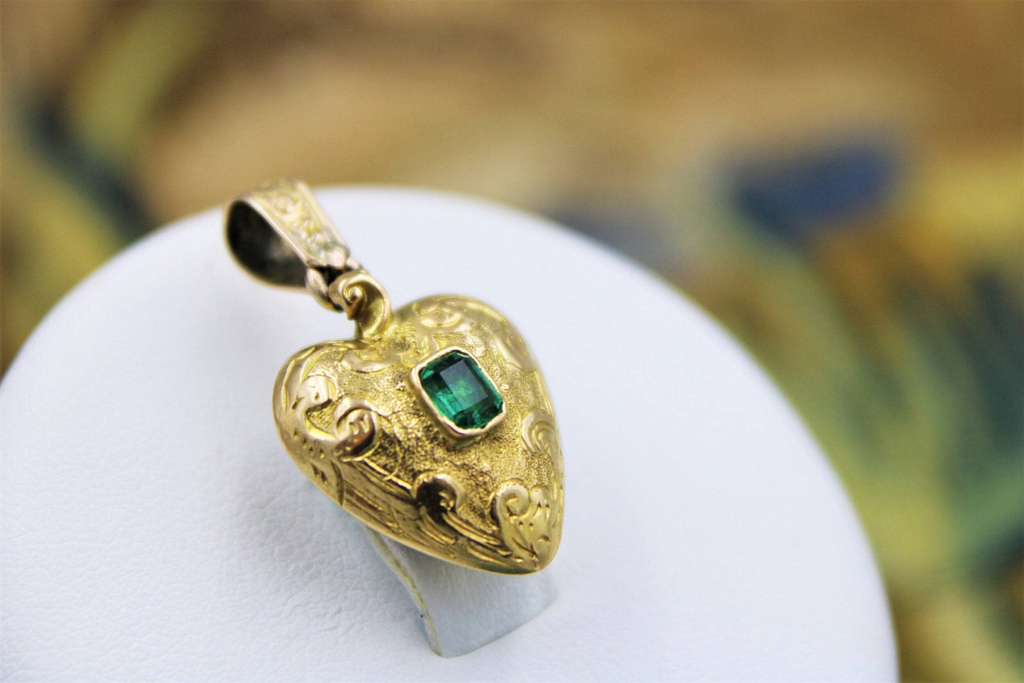 An extremely fine Emerald "Heart" Pendant set in 15 Carat Yellow Gold, English, Circa 1870 - Robin Haydock Antiques