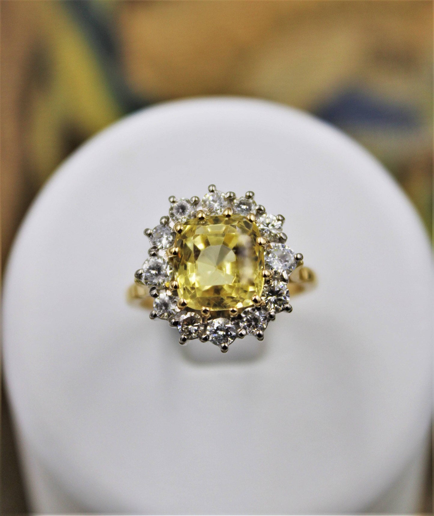 A very fine Natural Yellow Sapphire & Diamond Ring set in 18ct White & Yellow Gold, Circa 1985 - Robin Haydock Antiques