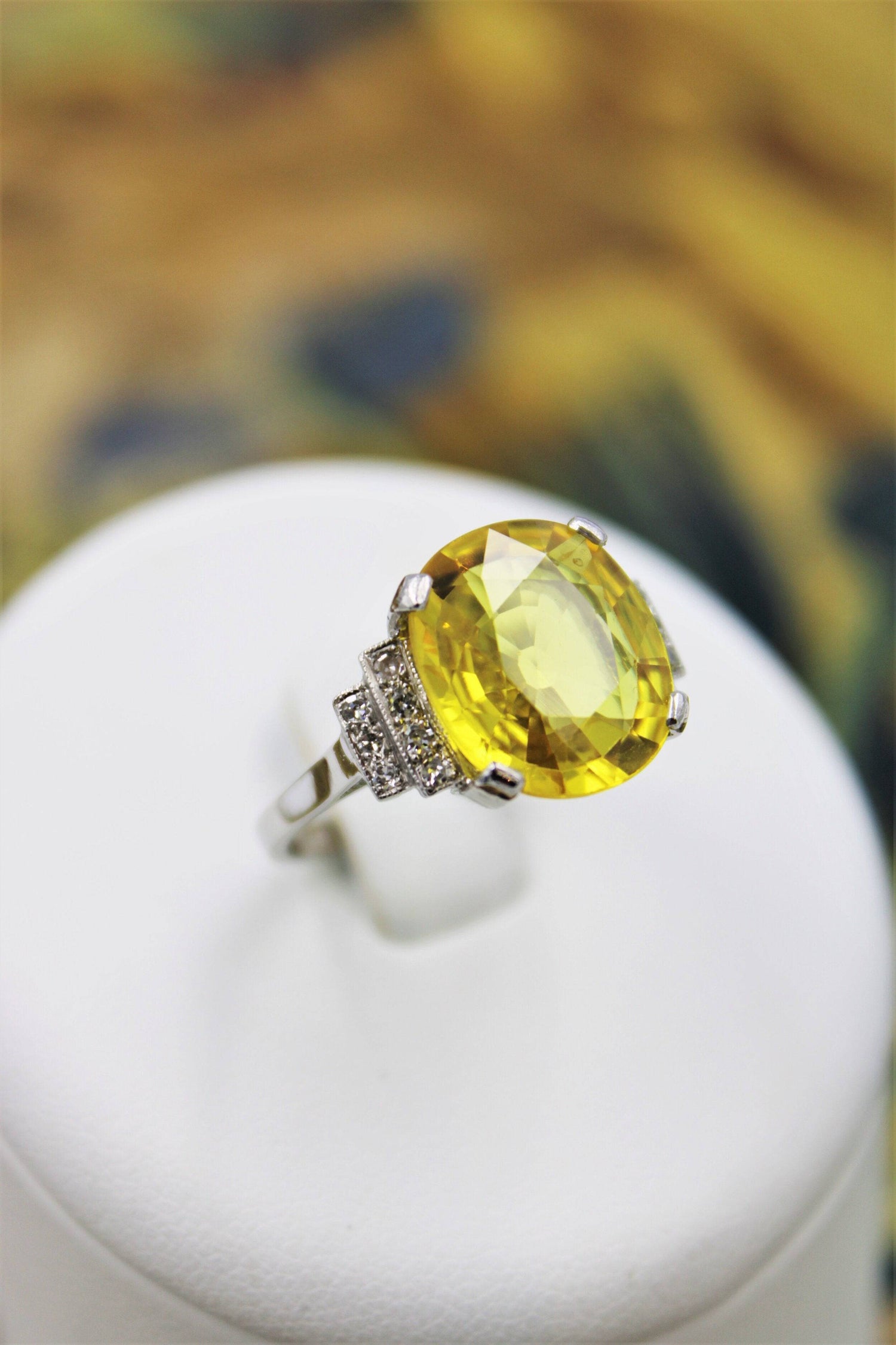 An exceptional Yellow Sapphire and Diamond Ring set in Platinum (Marked), Late 20th Century. - Robin Haydock Antiques