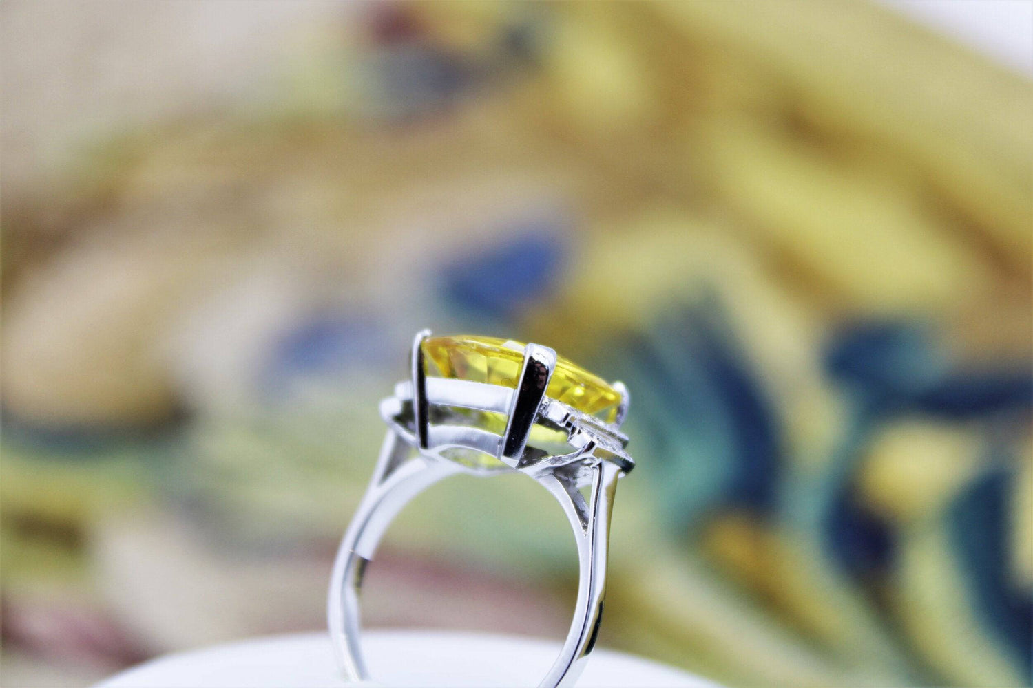 An exceptional Yellow Sapphire and Diamond Ring set in Platinum (Marked), Late 20th Century. - Robin Haydock Antiques