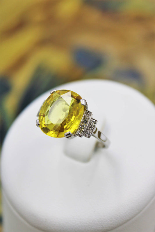 An exceptional Yellow Sapphire and Diamond Ring set in Platinum (Marked), Late 20th Century. - Robin Haydock Antiques