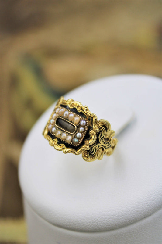 A fine mourning ring set with Seed Pearls in 18 Carat Yellow Gold, London, 1826 - Robin Haydock Antiques