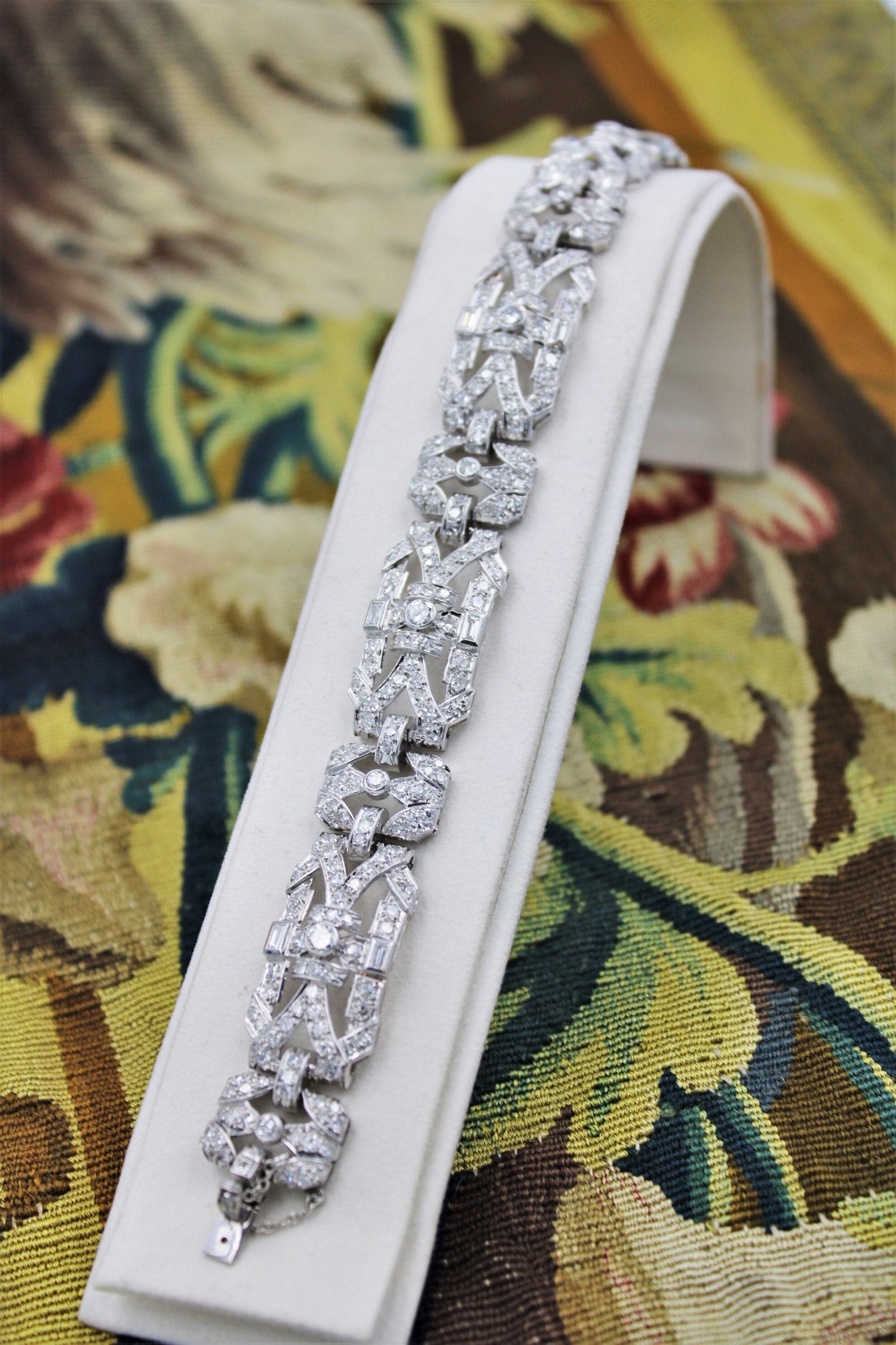 An exquisite Diamond Art Deco "Plaque" Bracelet set in Platinum, Circa 1930. - Robin Haydock Antiques
