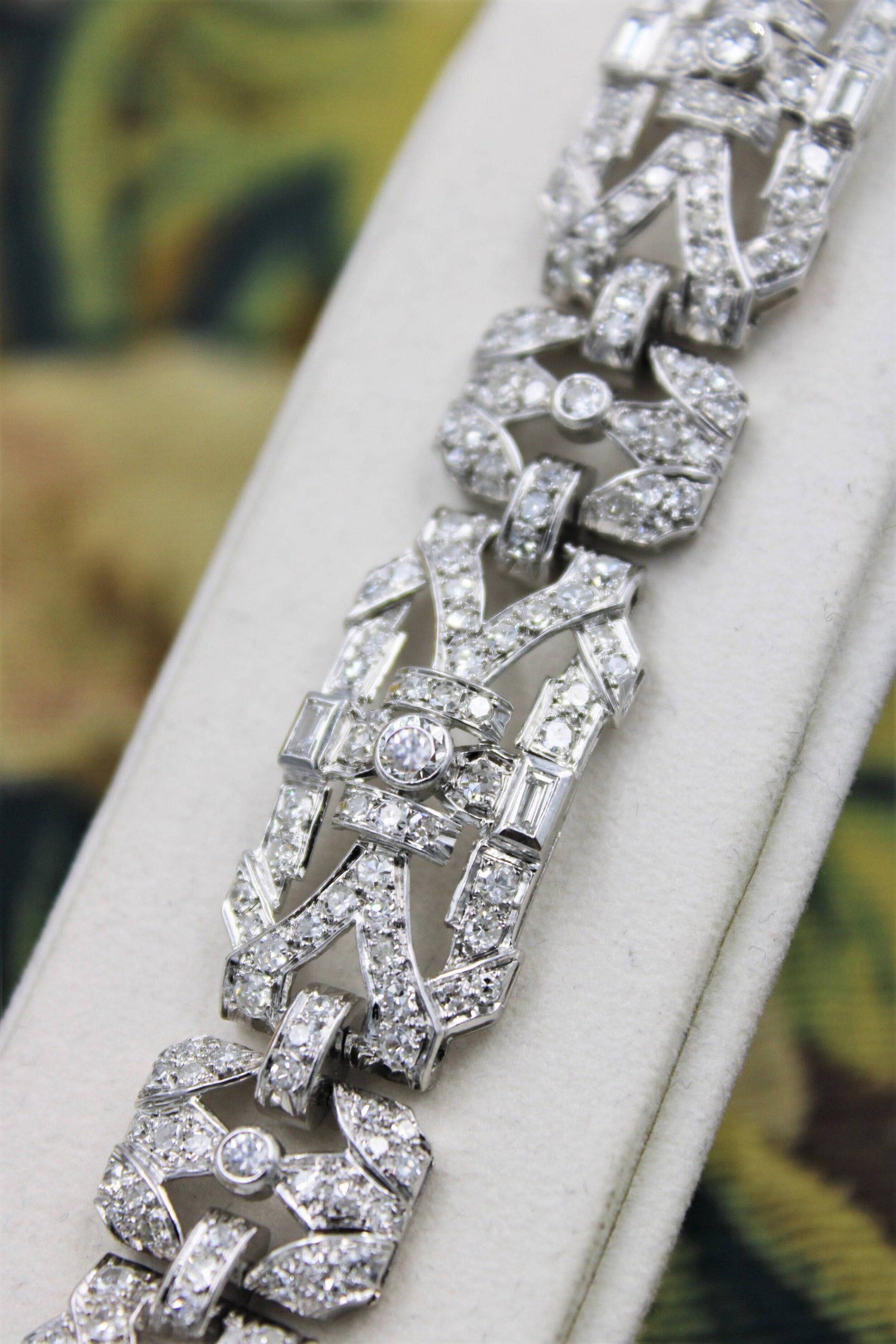 An exquisite Diamond Art Deco "Plaque" Bracelet set in Platinum, Circa 1930. - Robin Haydock Antiques