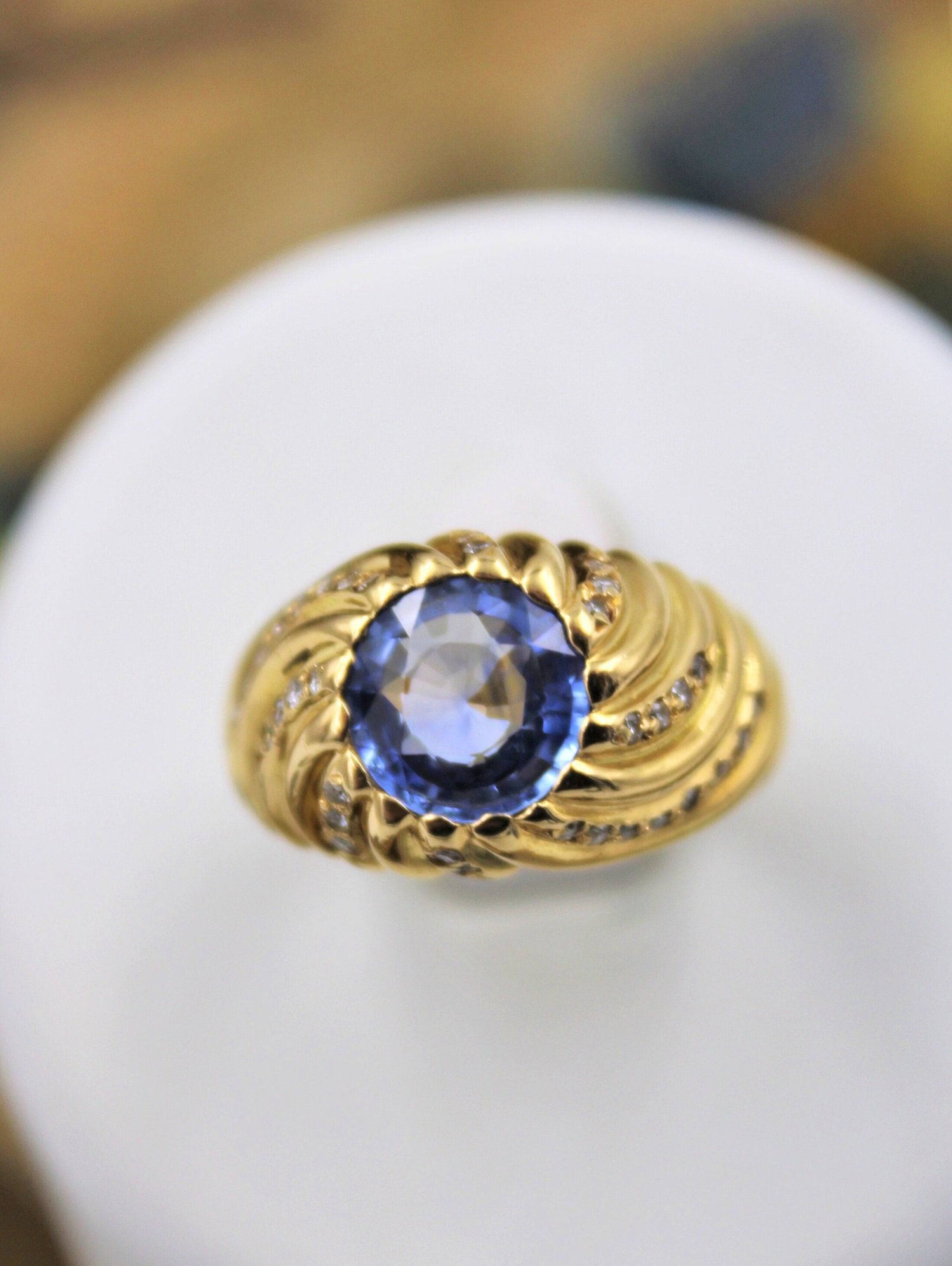 A very fine Natural Sapphire and Diamond ring in 18 Carat Yellow Gold, French, Circa 1960 - Robin Haydock Antiques